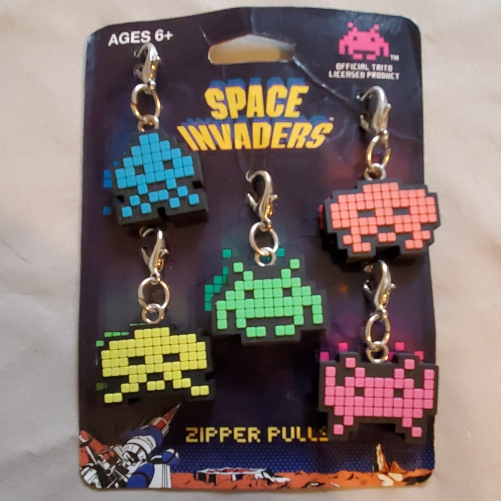 Space invaders zipper pulls